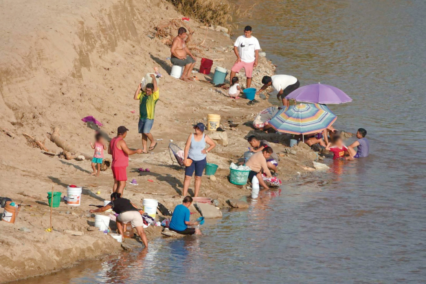 Debido a la escasez de agua, pobladores de Acapulco han recurrido a utilizar el río de la Sabina para lavar ropa y bañarse.
