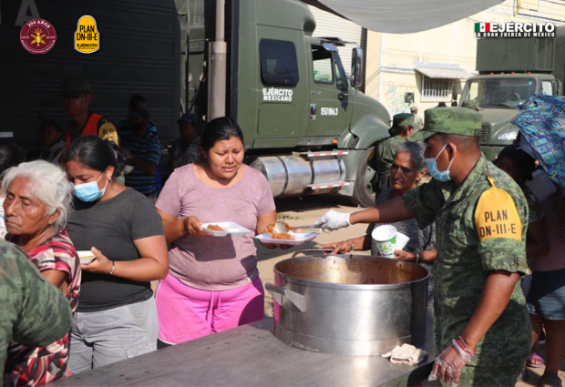Personal del Ejército distribuye comida, ayer.