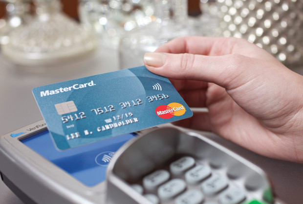 Pagar tus compras con tarjeta de crédito puede ser una buena opción.