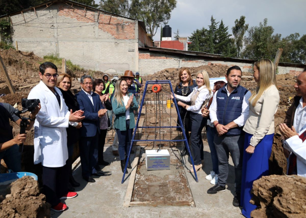 El Gobierno de Huixquilucan también entrega osarios en la iglesia de San Cristóbal y apoyos alimentarios para la comunidad.