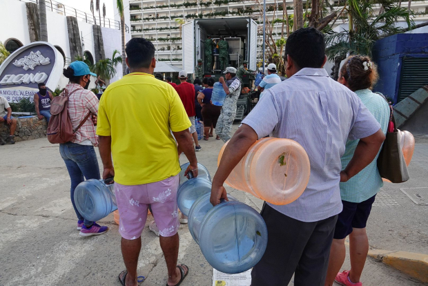 Habitantes de Acapulco y colonias colindantes acuden a rellenar sus garrafones en una potabilizadora de agua de la Sedena, ayer.