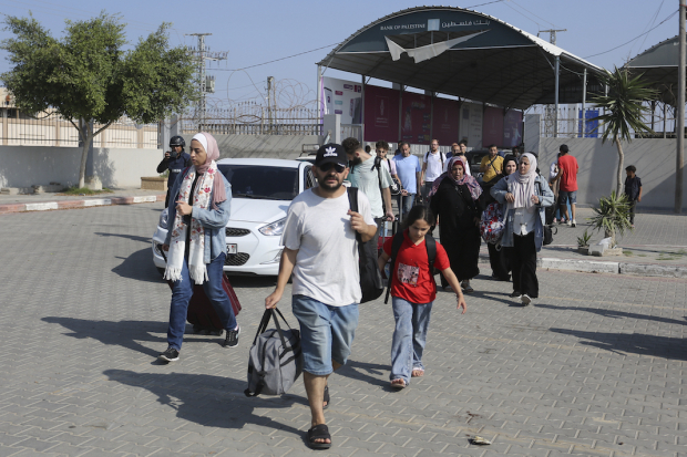 Extranjeros y palestinos abandonan la zona por la frontera con Egipto.