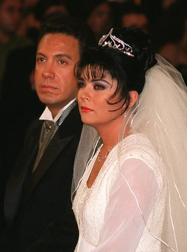 Victoria Ruffo y Omar Fayad en su boda