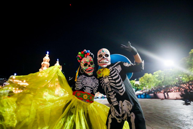 Artistas locales resaltan las tradiciones del Día de Muertos en el desfile.