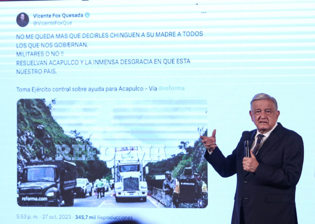 Presidente López Obrador muestra tuit de el ex presidente Vicente Fox durante conferencia en Palacio Nacional.