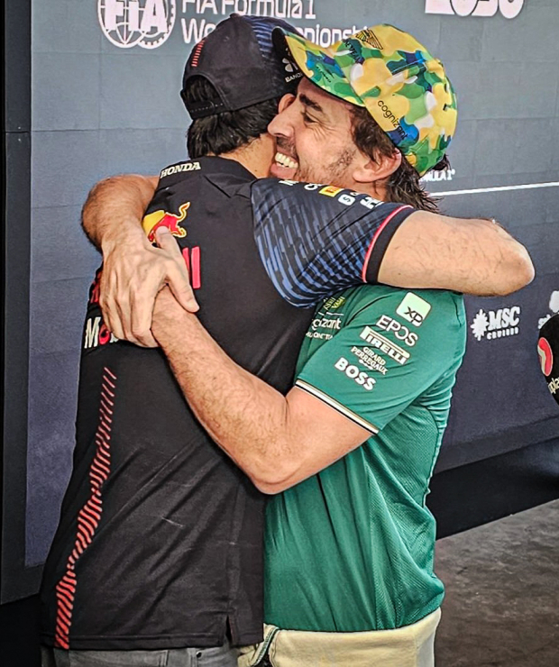 Checo Pérez y Fernando Alonso se abrazan tras el GP de Brasil