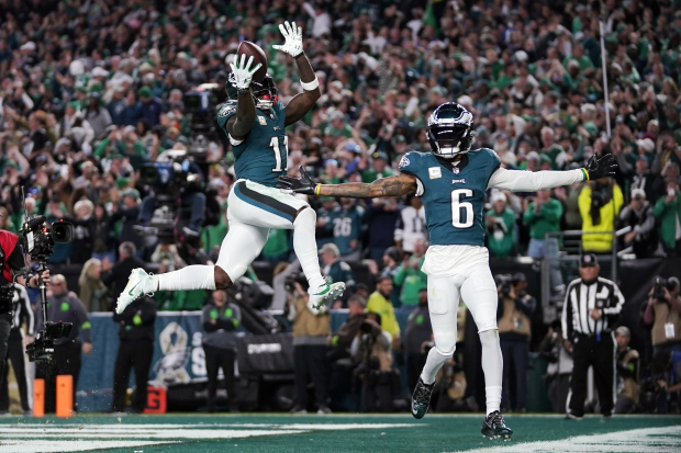 El wide receiver de los Philadelphia Eagles A.J. Brown (11) y su compañero DeVonta Smith (6) celebran el touchdown ante los Dallas Cowboys en la NFL