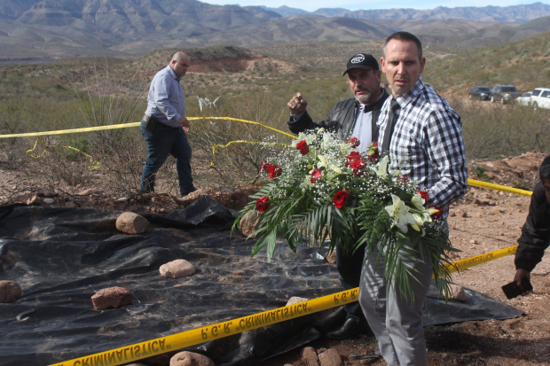 Integrantes de la familia Le Barón depositan una ofrenda floral en el lugar del ataque, en los límites de Chihuahua y Sonora, en enero de 2020.