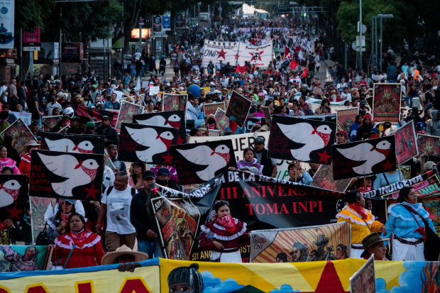 Integrantes DEL Ejército Zapatista de Liberación Nacional marcharon del Ángel de la Independencia al Zócalo de la ciudad, en contra de la colonización de los pueblos originarios, el 12 de octubre.