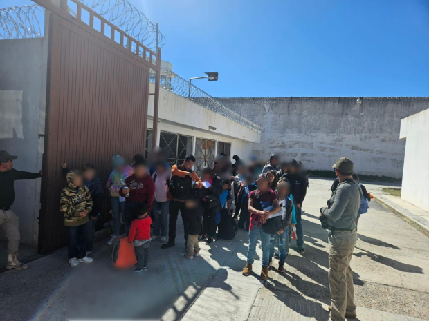 Migrantes asistidos por autoridades de México.