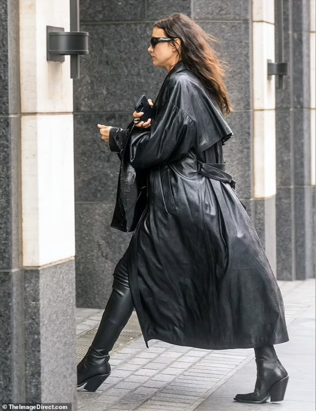 Irina Shayk entrando al edificio de Tom Brady en Nueva York