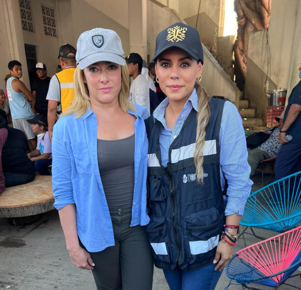La periodista Bibiana Belsasso y la gobernadora de Guerrero, Evelyn Salgado, durante un recorrido por Acapulco tras el paso del huracán Otis en el puerto.