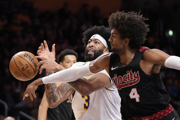 El jugador de los Trail Blazers de Portland Matisse Thybulle, a la derecha, aleja el balón de las manos del jugador de los Lakers de Los Ángeles Anthony Davis en la NBA