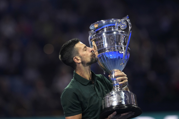 El tenista serbio recibe su trofeo al ser nombrado el mejor de 2023.