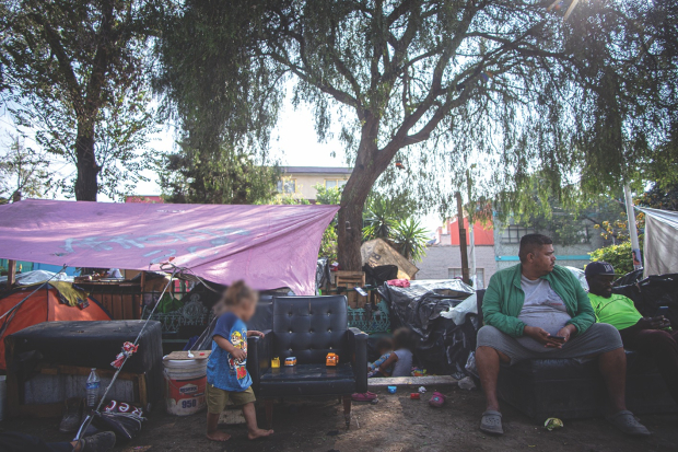 Indocumentados instalaron un campamento en la alcaldía Gustavo A. Madero, tras ser desalojados de otros puntos de la Ciudad de México donde pernoctaron con sus familias, en espera de lograr trasladarse a la frontera con Estados Unidos.