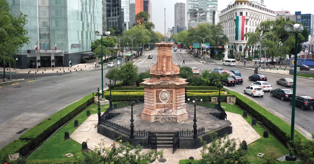 La estatua de Cristóbal Colón, que se ubicaba en Paseo de la Reforma, en la Ciudad de México,  fue retirada en septiembre del 2021, y en su lugar se colocó la escultura de La Joven de Amajac.