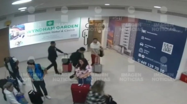 El material muestra a le magistrade Ociel Baena y Dorian Daniel en el aeropuerto de Aguascalientes.