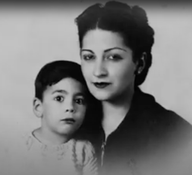 El escritor y su madre, alrededor de 1940.