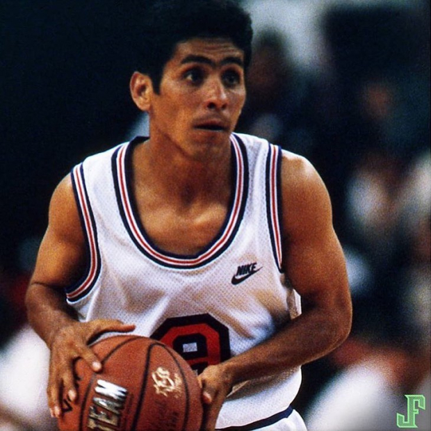 Jorge Campos probando sus habilidades en el basquetbol