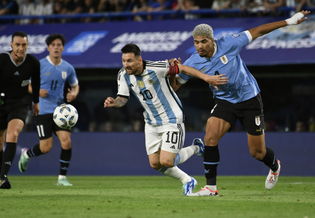 Lionel Messi en el partido entre Argentina y Uruguay en las Eliminatorias Sudamericanas
