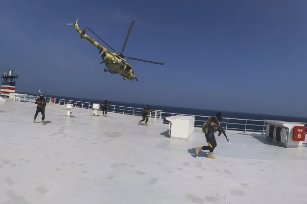 En fotos difundidas en redes sociales, se muestra a las fuerzas hutíes abordando el carguero Galaxy Leader el pasado domingo 19 de noviembre en el MarRojo, frente a las costas de Yemen, donde viajaban dos mexicanos, quienes quedaron en poder de los terror