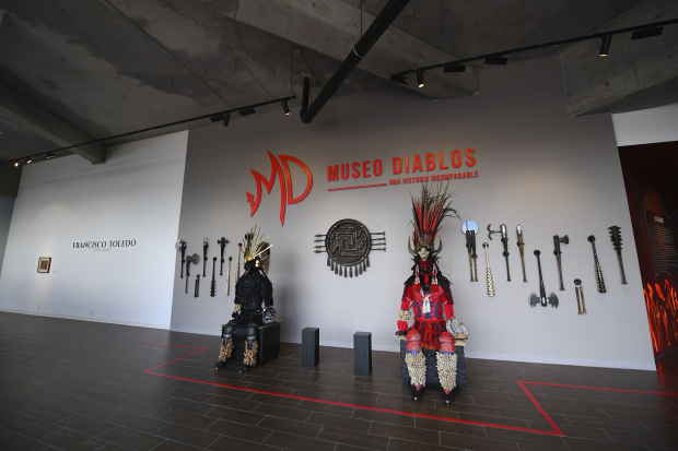 El visitante se encuentra con una instalación de guerreros inspirados en las culturas mexica y japonesa, del artista oaxaqueño Sabino Guisu.