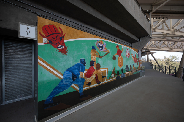 El estadio tiene esculturas y murales de artistas como  Sergio Hernández. Así integra el arte a la experiencia de los aficionados.