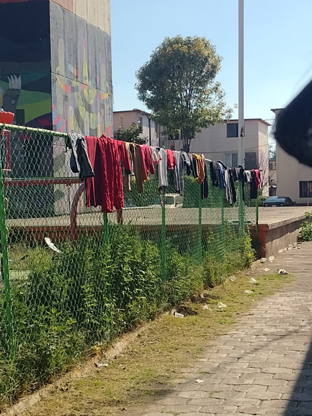 Los migrantes tienden su ropa en plena calle, cerca de la unidad habitacional Villas de los Trabajadores, en Tláhuac.