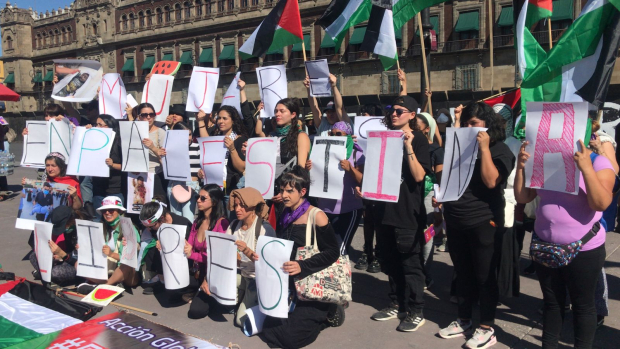 Colectivos en favor de Palestina se unieron a los grupos de mujeres para manifestarse en el Zócalo.