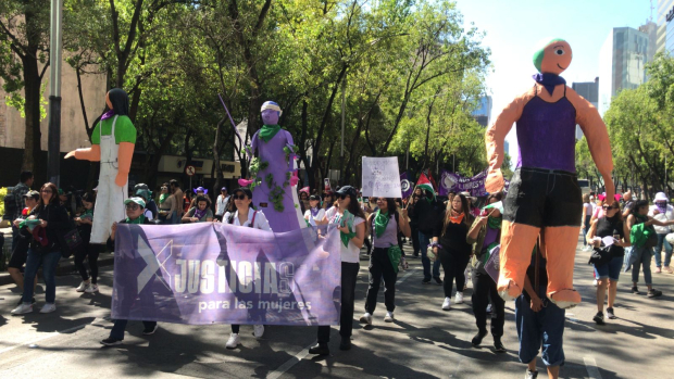 Colectivos de mujeres marcharon en la Ciudad de México.