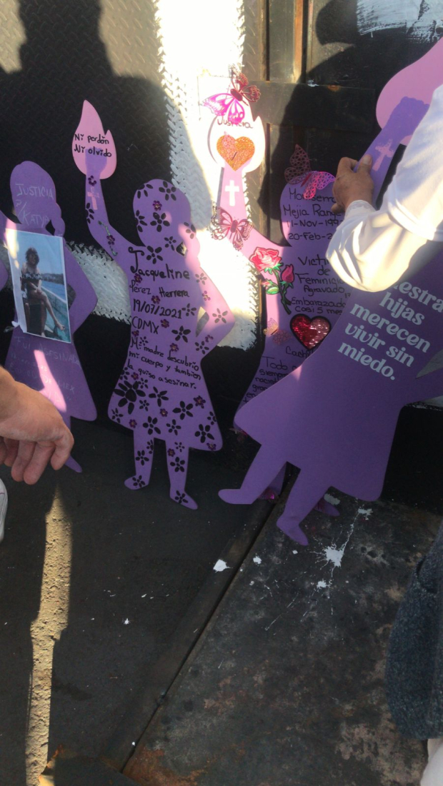Siluetas color violeta de niñas en las vallas de Palacio Nacional