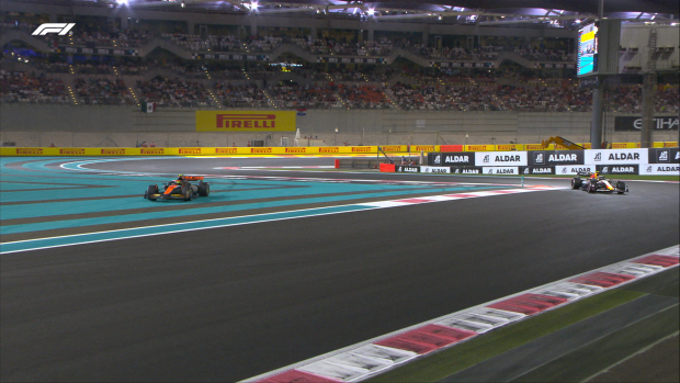 Lando Norris y Checo Pérez luego de su contacto en el Gran Premio de Abu Dhabi de F1