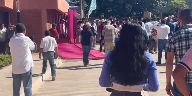 Maestros de CETEG protestaron el domingo en CRIT de Guerrero previo a visita de AMLO.