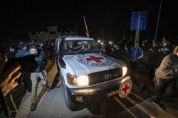 Rehenes liberados por Hamas son trasladados en un vehículo de la Cruz Roja, ayer.