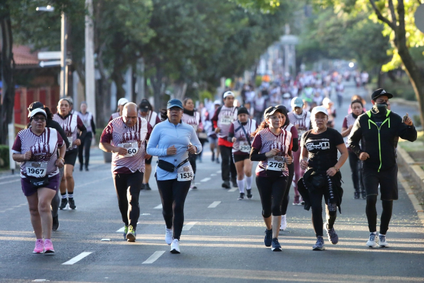 La mejor manera de prevenir enfermedades es realizar actividad física: Pedro Zenteno, director general; marca la salida a competidores y participa como corredor