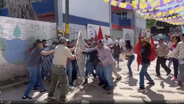 Maestros de la CETEG derriban las vallas de contención previo a la inauguración del CRIT  en el municipio de Tlapa, Guerrero, el pasado domingo 26 de noviembre.