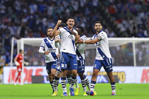 Futbolistas del Puebla festejan un gol contra Cruz Azul en la Jornada 17.
