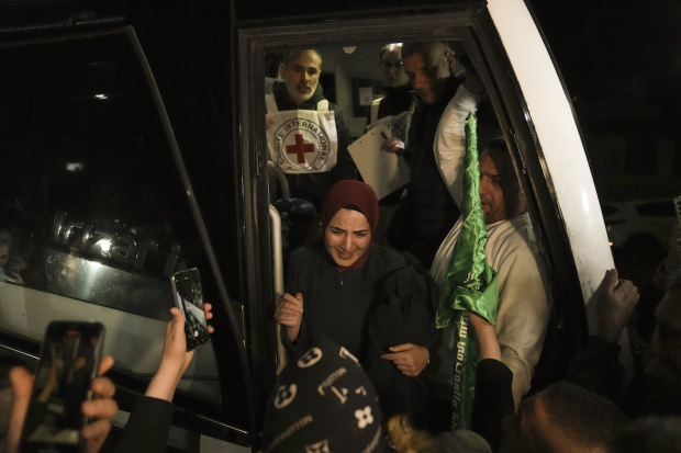 Una mujer sonríe mientras es recibida después de ser liberada por Israel, ayer en Ramallah.