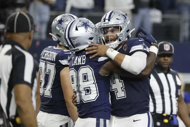 Jugadores de los Cowboys festejan un touchdown en un partido de la actual campaña de la NFL.