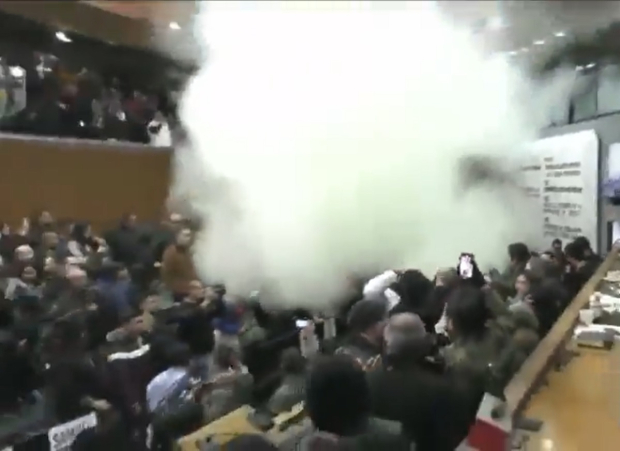 Tras los jaloneos y golpes, fue disparada una ráfaga de humo blanco de extintores en el pleno legislativo.