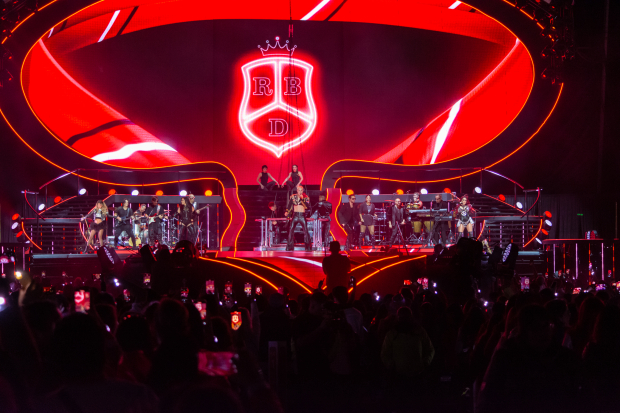 El escudo de RBD estuvo presente durante el show.