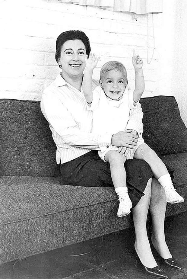 La escritora con su hijo Gabriel, alrededor de 1964.