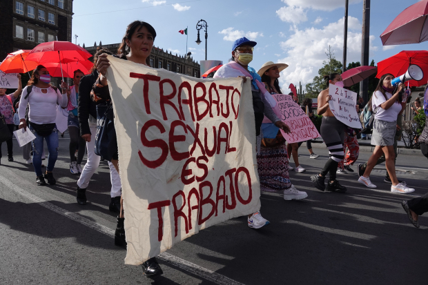 Trabajadoras sexuales marchan en el Zócalo de la CDMX para exigir garantías y respeto, en 2022.