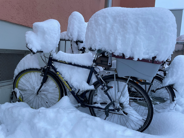 Bicicletas cubiertas de nieve estacionadas mientras las fuertes nevadas azotan Baviera y su capital, Munich, Alemania, el 2 de diciembre de 2023.
