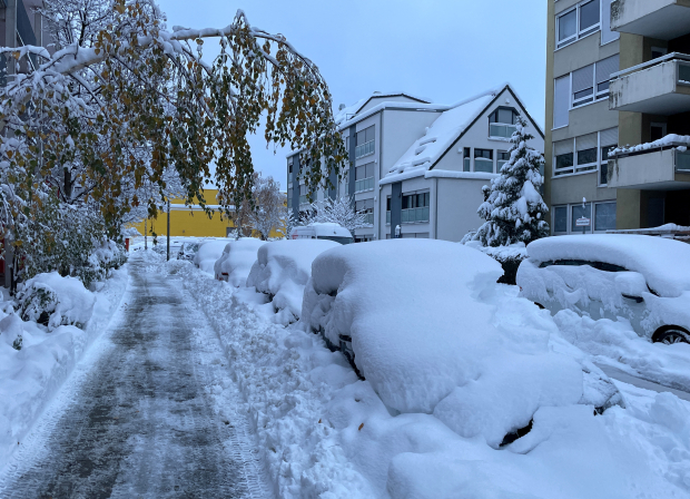Vehículos cubiertos de nieve estacionados en las calles después de que las fuertes nevadas azotaran Baviera y su capital, Munich, Alemania, el 2 de diciembre de 2023.
