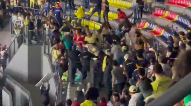 Aficionados de América y León protagonizaron una brutal pelea en las gradas del Estadio Azteca