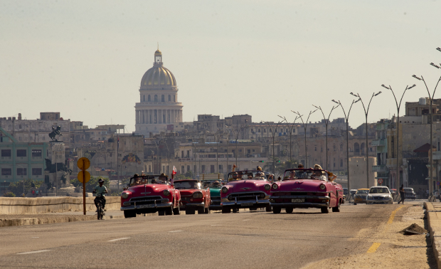 Autos clásicos y antiguos participan del Rally de Autos Antiguos de La Habana, en La Habana, Cuba, el domingo 3 de diciembre de 2023. El rally celebra el 125to aniversario de la llegada del primer automóvil a la isla
