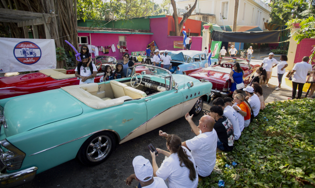 Propietarios y conductores de automóviles y motocicletas clásicos y antiguos se reúnen antes del inicio del Rally de Autos Antiguos de La Habana, en La Habana, Cuba, el domingo 3 de diciembre de 2023. El rally celebra el 125to aniversario de la llegada del primer automóvil a la isla