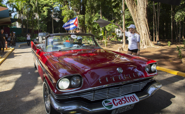 Un vehículo participante parte de la línea de salida durante el Rally de Autos Antiguos anual de La Habana, en La Habana, Cuba, el domingo 3 de diciembre de 2023. El rally celebra el 125to aniversario de la llegada del primer automóvil a la isla