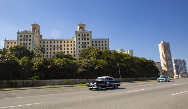 Vehículos clásicos participan en el Rally de Autos Antiguos de La Habana, en La Habana, Cuba, el domingo 3 de diciembre de 2023. El rally celebra el 125to aniversario de la llegada del primer automóvil a la isla.